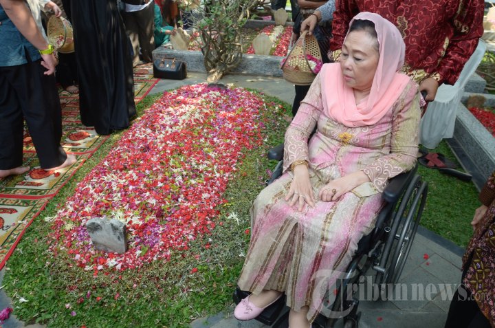 Keluarga Ziarahi Makam Gus Dur Pada Hari Lahirnya