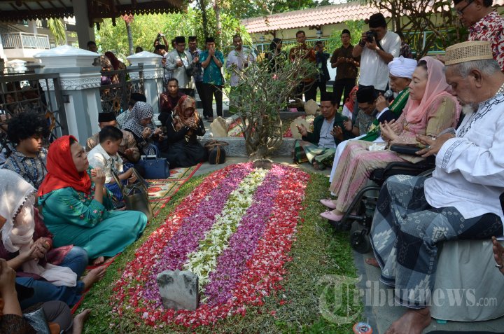Keluarga Ziarahi Makam Gus Dur