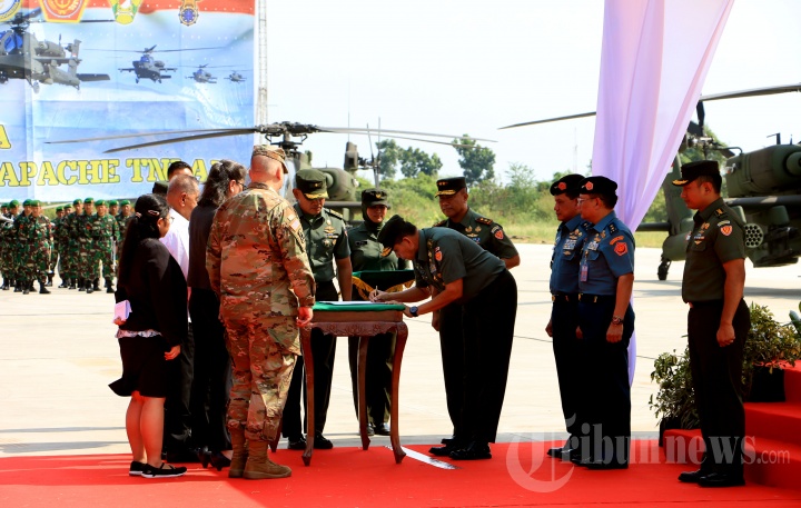 KEMHAN Serahkan Delapan Helikopter AH-64 APACHE AH-64