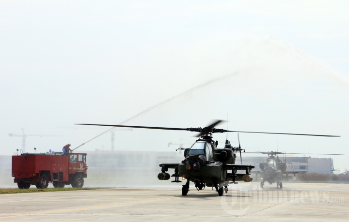 KEMHAN Serahkan Delapan Helikopter AH-64 APACHE AH-64