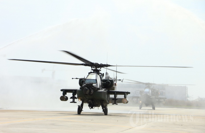 KEMHAN Serahkan Delapan Helikopter AH-64 APACHE AH-64