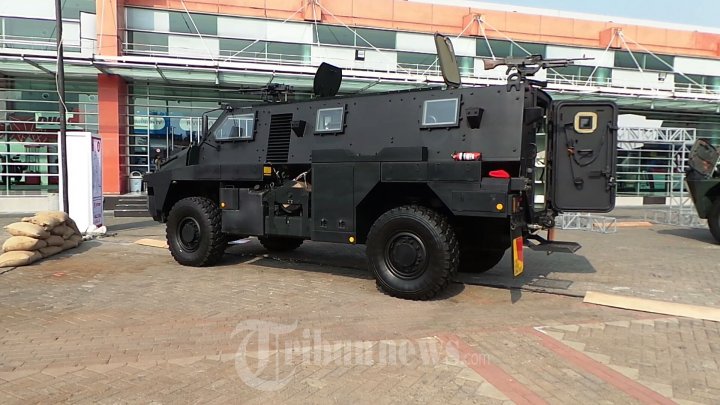 Kendaraan Personel KOPASUS di Ajang IIMS 2015