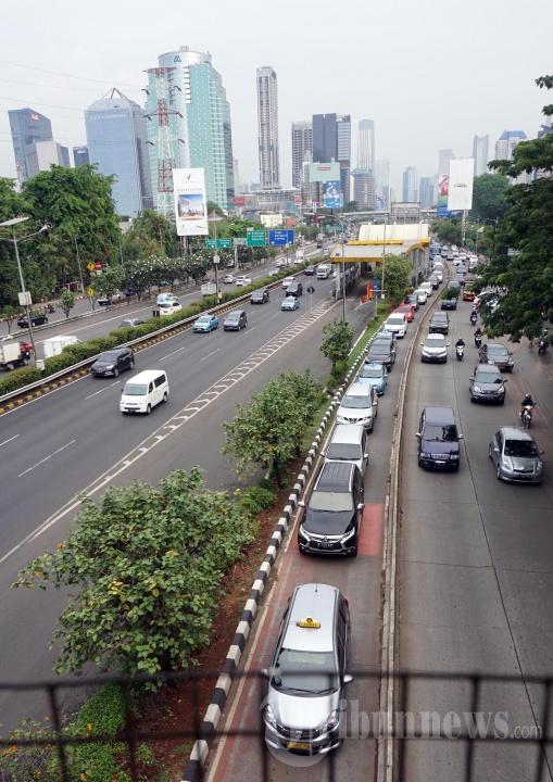 Kendaraan Pribadi Lintasi Jalur Busway