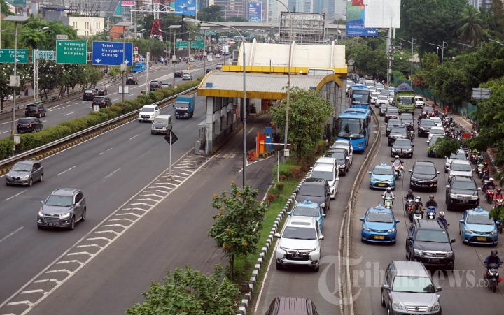 Kendaraan Pribadi Lintasi Jalur Busway