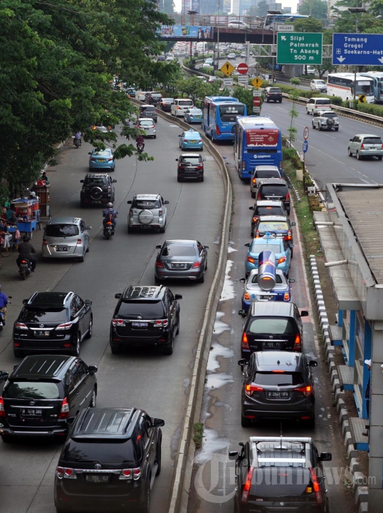 Kendaraan Pribadi Lintasi Jalur Busway