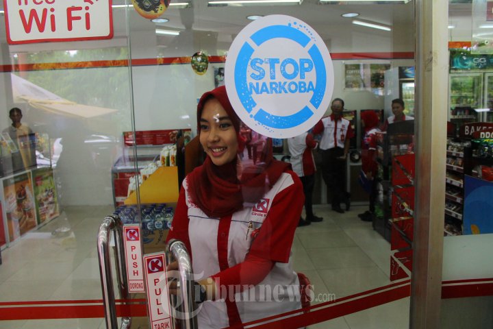 Kepala BNN Pasang Stiker Stop Narkoba di Gerai Ritel