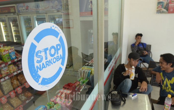 Kepala BNN Pasang Stiker Stop Narkoba di Gerai Ritel