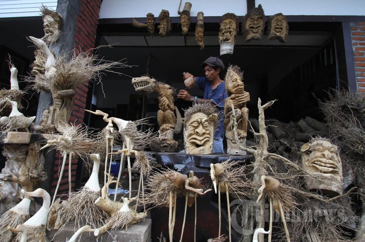 Kerajinan Limbah Akar Bambu