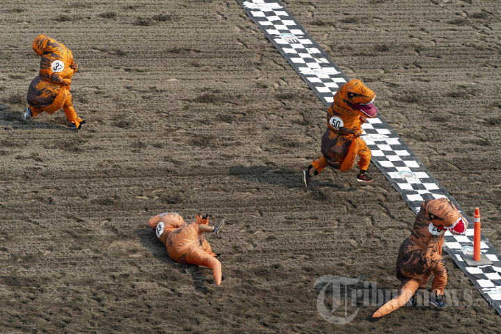 Keseruan Lomba Balap T-Rex di Amerika Serikat