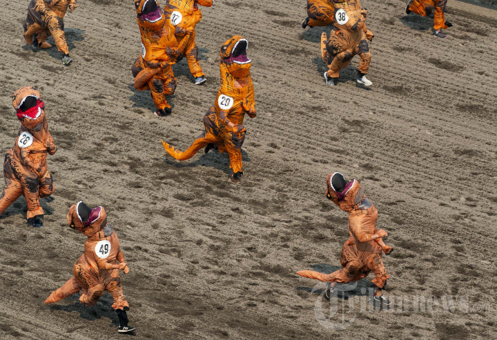 Keseruan Lomba Balap T-Rex di Amerika Serikat