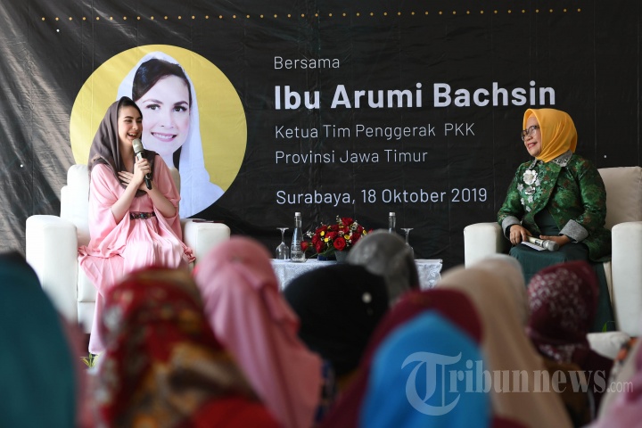 Istri Wakil Gubernur Jawa Timur yang juga Ketua Dekranasda Jatim, Arumi Bachsin (kiri) bersama Founder Shafira Corporation, Feny Mustofa saat pembukaan gerai baru Shafira di Jalan Margorejo Indah, Kota Surabaya, Jawa Timur, Jumat (18/10/2019). Menandai 30 tahun perjalanannya, Shafira memulai gerakan dan sadar lingkungan dengan tidak menggunakan plastik sebagai tempat bawaan dan belanjaan. 