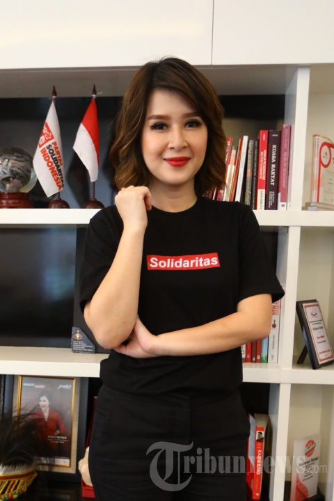 Ketua Umum Partai Solidaritas Indonesia (PSI), Grace Natalie berpose usai diwawancara khusus oleh Tribunnews.com di Kantor DPP PSI, Jakarta, Selasa (30/4/2019). 