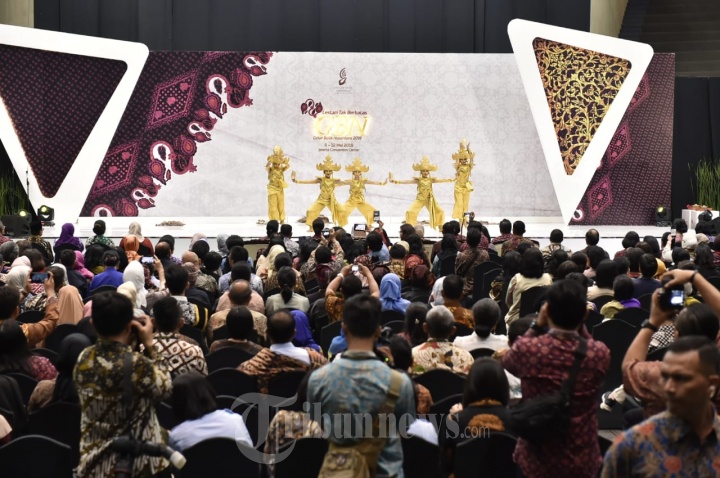 Ketum Dharma Pertiwi Hadiri Opening Batik Nusantara