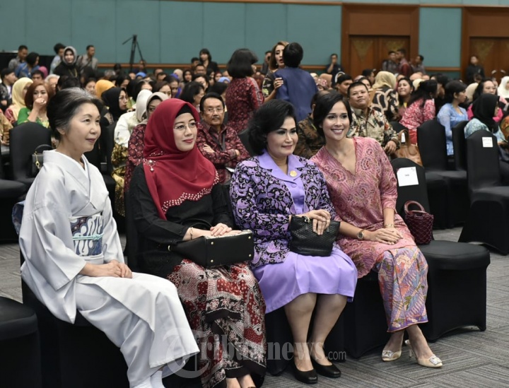 Ketum Dharma Pertiwi Hadiri Opening Batik Nusantara