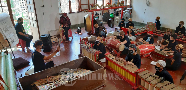 Ki Gunarso Beri Pelatihan 17 Calon Dalang Cilik