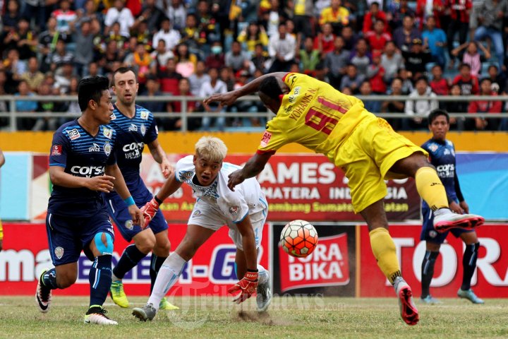 Kiper Arema Cronus Kurnia Meiga Halangi Bola SFC