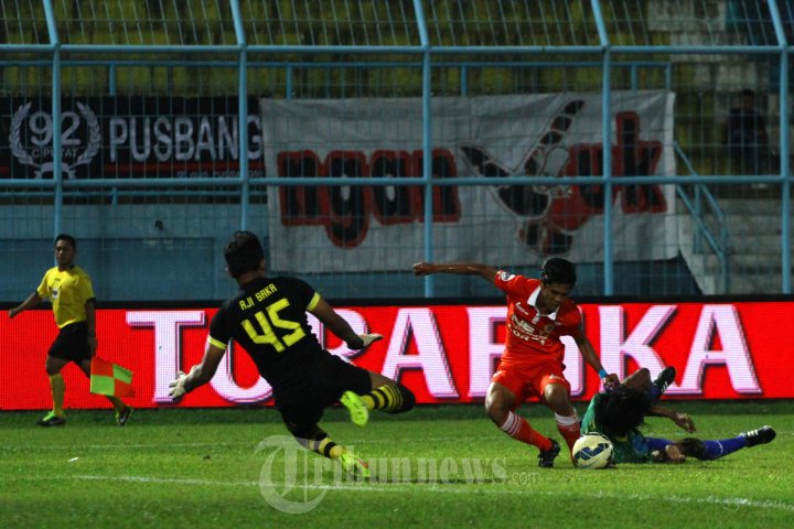 Kiper Gresik United Aji Saka Berebut Bola Dengan Aldi Alcahya