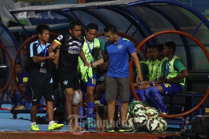 Kiper Gresik United Aji Saka Mengalami Cidera Lutut