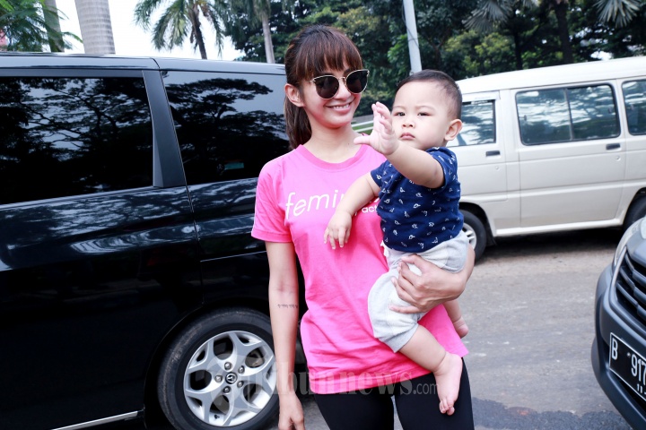 Artis peran Kirana Larasati saat ditemui pada acara CFD bersama anaknya di kawasan Sudirman, Jakarta Pusat, Minggu (16/4/2017). Wanita 29 tahun itu belum mau bicara banyak soal kemelut rumah tangganya dengan Tama Gandjar. Namun, ia memastikan bahwa hubungannya dengan sang suami hingga kini masih berjalan baik. 