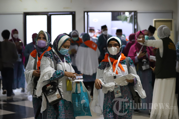 Kloter 1 Jemaah Calon Haji DKI Jakarta Masuk Asrama Haji Pondok Gede