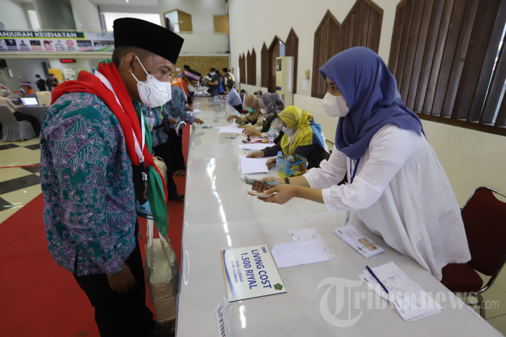 Kloter 1 Jemaah Calon Haji DKI Jakarta Masuk Asrama Haji Pondok Gede