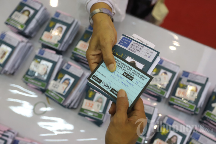 Kloter 1 Jemaah Calon Haji DKI Jakarta Masuk Asrama Haji Pondok Gede