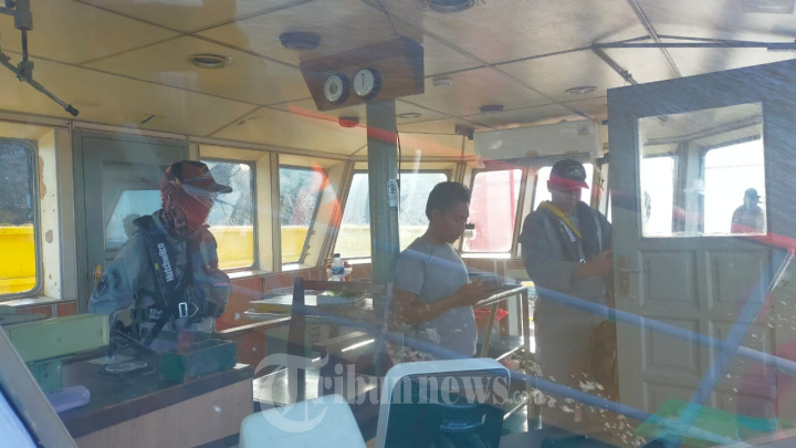 KN Kuda Laut 403 Bakamla RI Bantu Kapal Tongkang Kandas