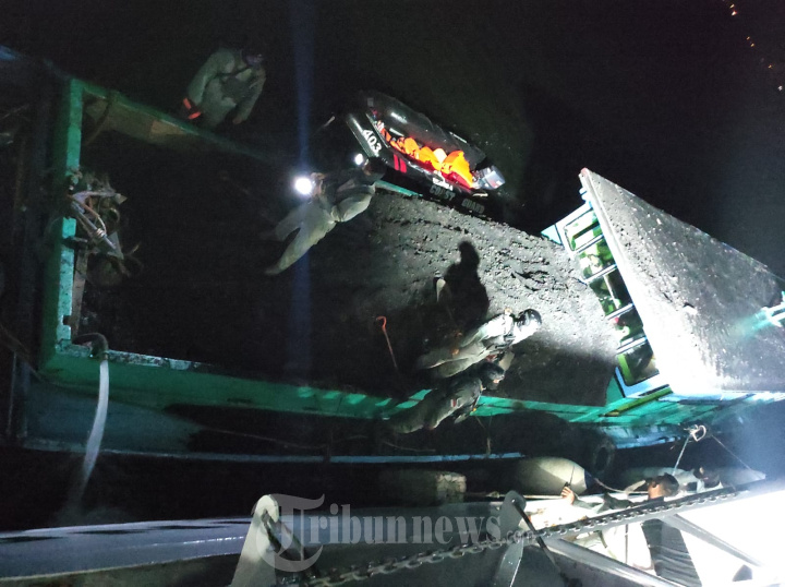 KN Kuda Laut 403 Bakamla RI Gagalkan Aksi Pencurian Batubara