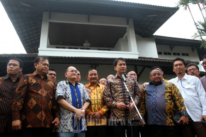 Komisi III Kunjungi Rumah Calon Kapolri Tunggal