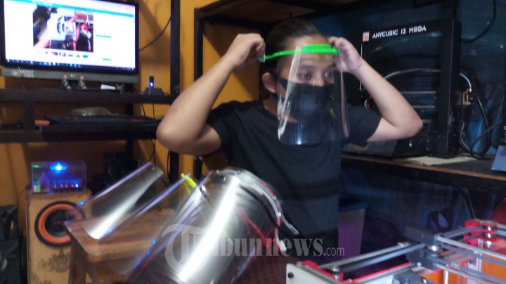 Face shield diproduksi oleh UMKM.