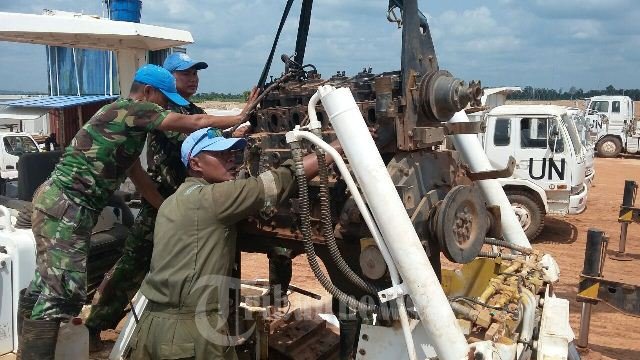 Konga Perbaiki Spare Part Alat Berat Bull Dozer di Afrika
