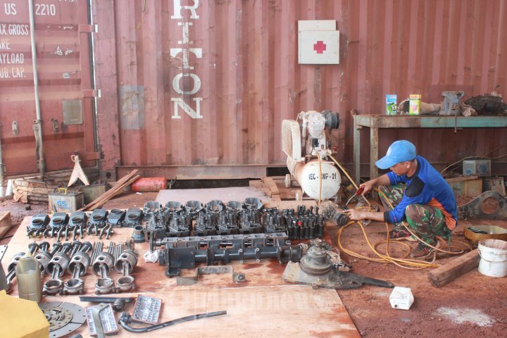 Konga Perbaiki Spare Part Alat Berat Bull Dozer di Afrika