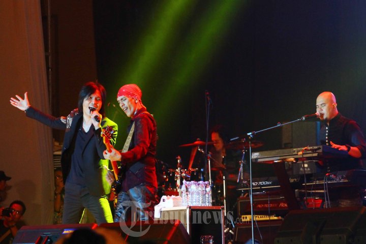 Konser Dewa 19 Ari Lasso dan Once Mekel