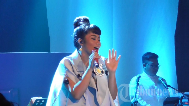 Penyanyi Pop, Yura Yunita gelar konser tunggal di kawasan SCBD, Jakarta Selatan, Kamis (30/11/2017). Dalam konser tersebut Yura Yunita menyanyikan lagu-lagu hitsnya, seperti, Intuisi, Jester Suit, dan Cinta & Rahasia. 