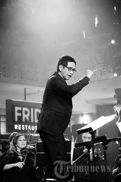 Konduktor Addie MS memimpin konser Twilite Orchestra yang bertajuk Symphony Under The Stars: Movie Fest II di Avenue of the Stars, Lippo Mall Kemang, Jakarta Selatan, Sabtu (26/10/2019). Konser orkestra outdoor yang dipersembahkan oleh Lippo Mall Kemang dan Twilite Orchestra tersebut membawakan 13 Soundtrack Film Hits dengan dukungan penyanyi senior Rita Effendy. 