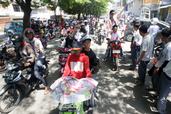 Konvoi dan Corat-Coret Seragam SMA Makassar Usai UN