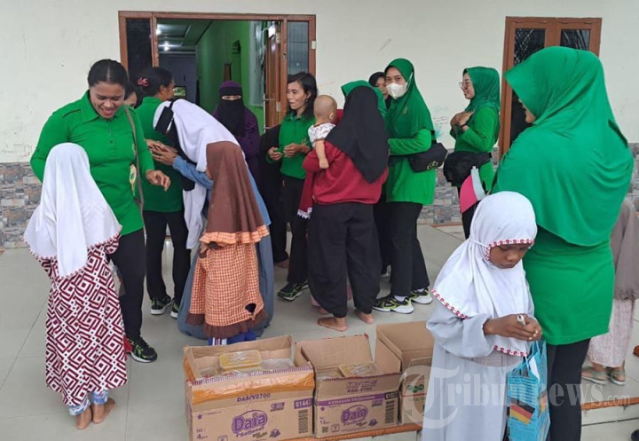 Koramil 02/Timika Bagikan Takjil ke Yayasan Yatim Piatu Baitulrosul