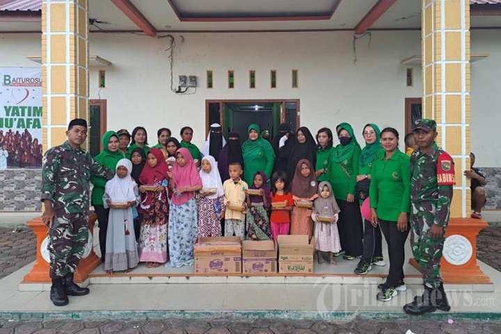 Koramil 02/Timika Bagikan Takjil ke Yayasan Yatim Piatu Baitulrosul