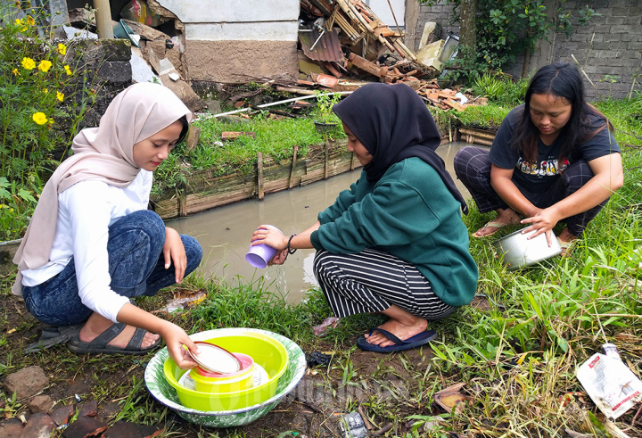 Korban Gempa Cianjur Mengungsi di Tengah Sawah