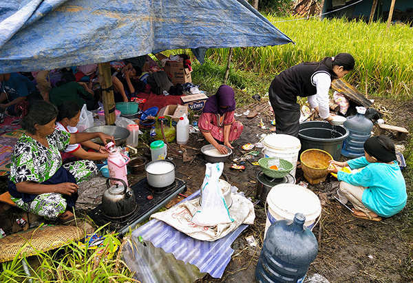 Korban Gempa Cianjur Mengungsi di Tengah Sawah