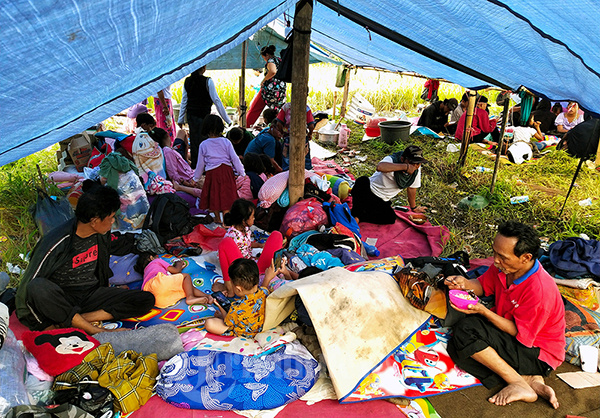 Korban Gempa Cianjur Mengungsi di Tengah Sawah
