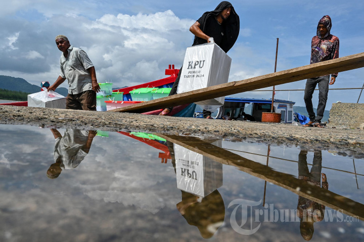 Perahu Nelayan Bawa Kotak Suara Pemilu 2024 dari Pulau Terpencil
