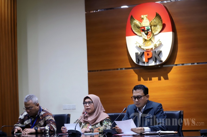 KPK Gelar Barang Bukti Suap Komisioner KPU