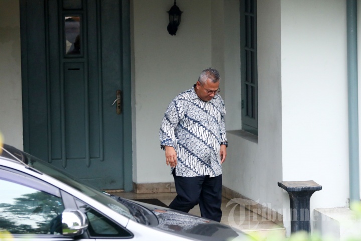 KPK Geledah Kantor KPU