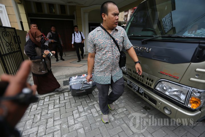 KPK Geledah Rumah Gatot Pujo Nugroho