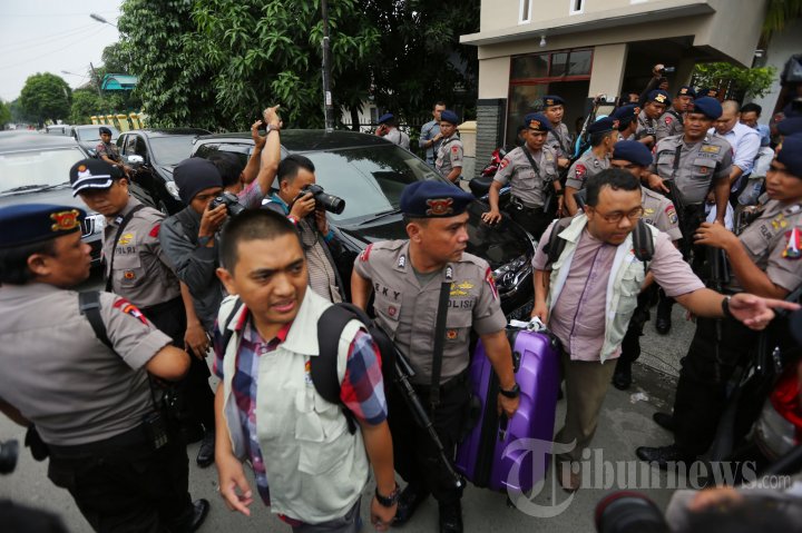 KPK Geledah Rumah Ketua DPRD Sumut