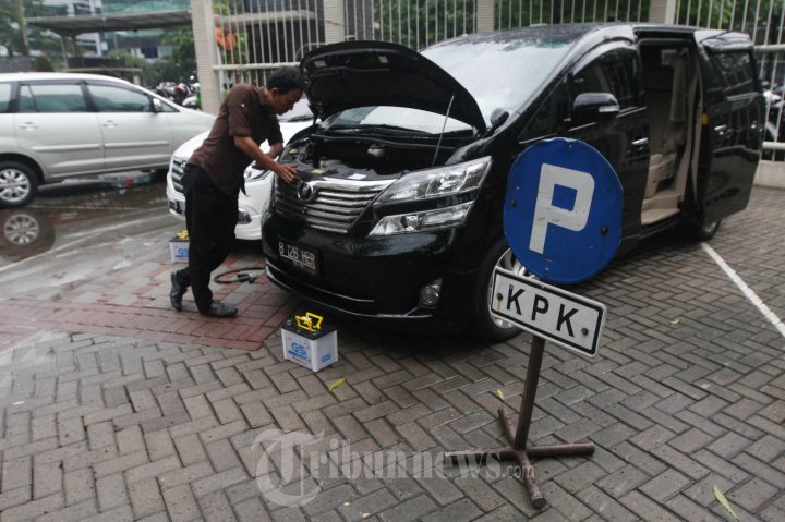 KPK Lelang Mobil Sitaan dan Apartemen