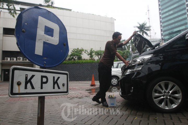 KPK Lelang Mobil Sitaan dan Apartemen