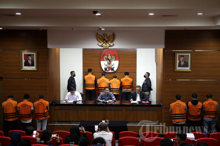 KPK Tahan 10 Orang Tersangka Kasus Suap di Ditjen Perkeretaapian