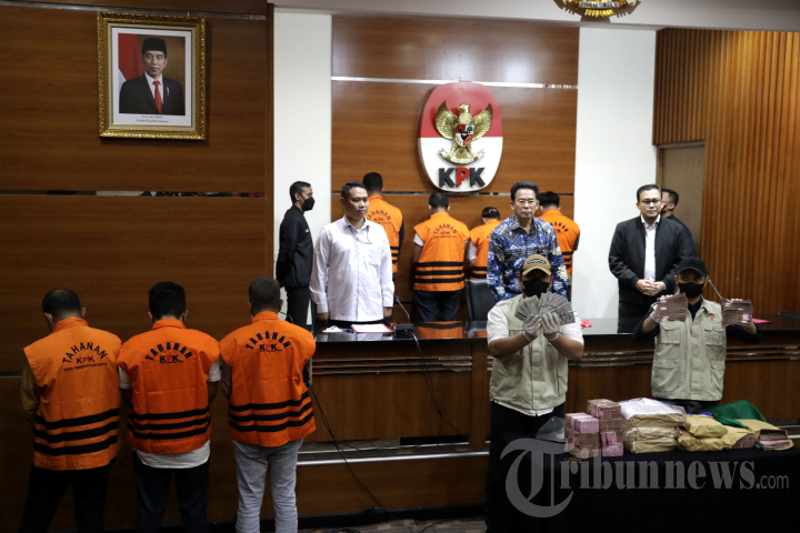 KPK Tahan 10 Orang Tersangka Kasus Suap di Ditjen Perkeretaapian